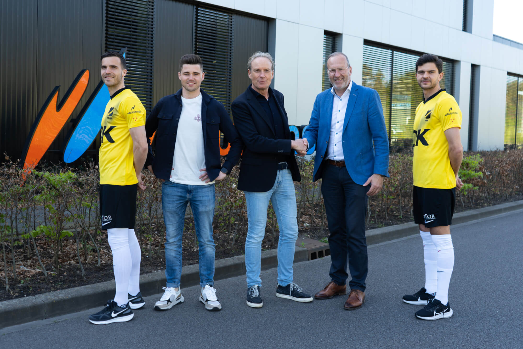 Kees en Thijs van den Buijs bekrachtigen sponsoring NAC vdBuijsInstall