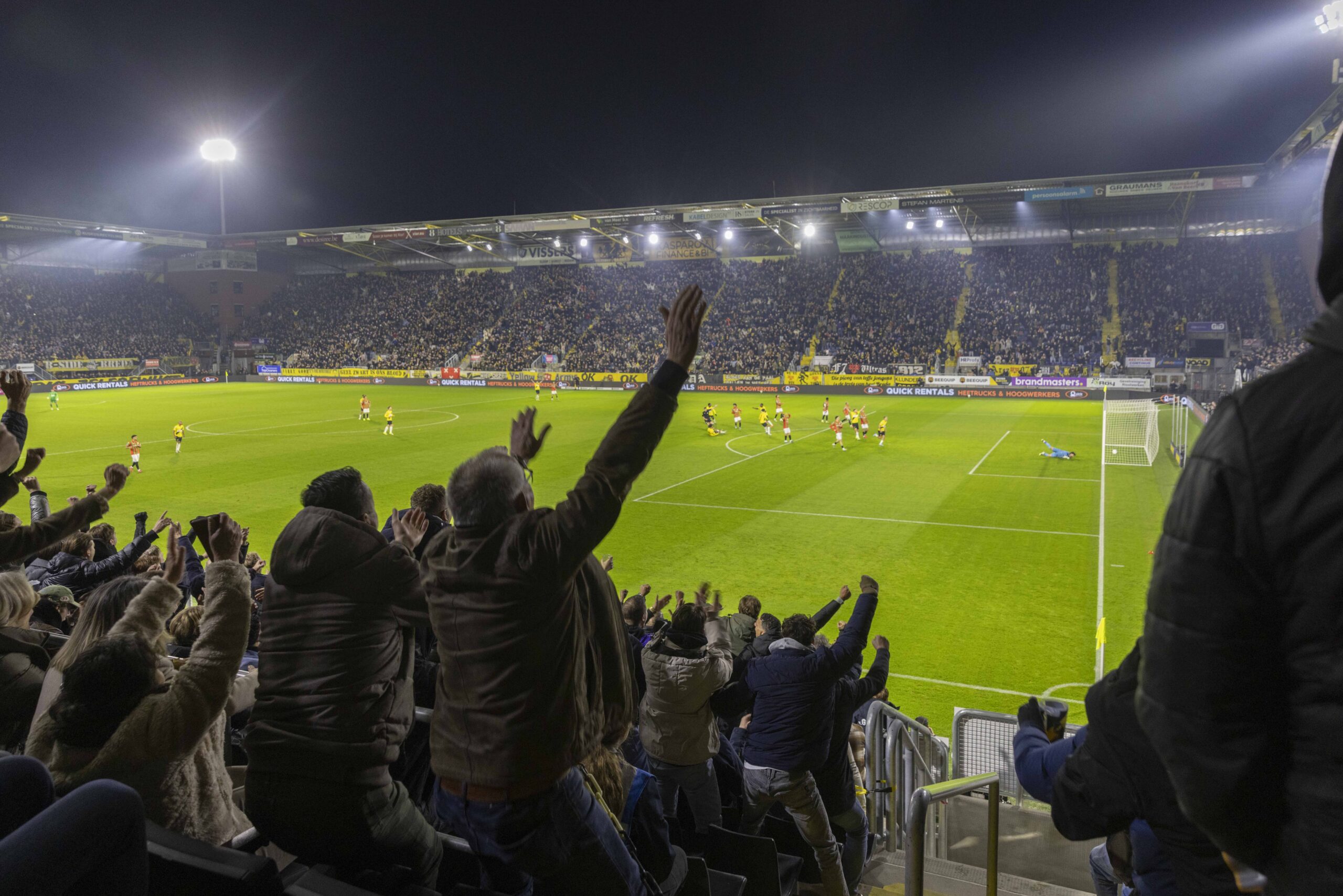 vdBuijs collega's op de tribune tijdens een avondje NAC