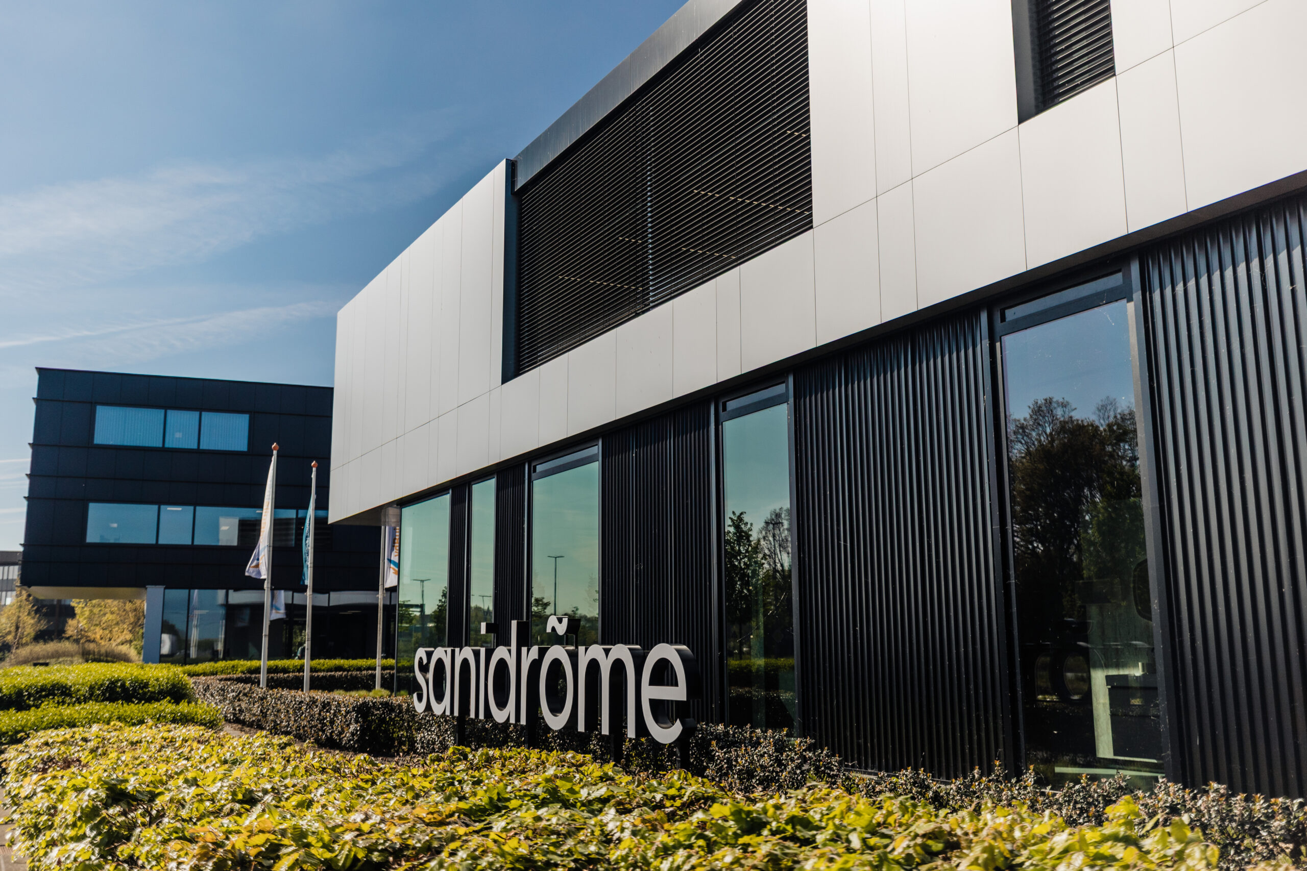 Buitenzijde van het pand aan het Rithmeesterpark in Breda met op de voorgrond het Sanidrome logo